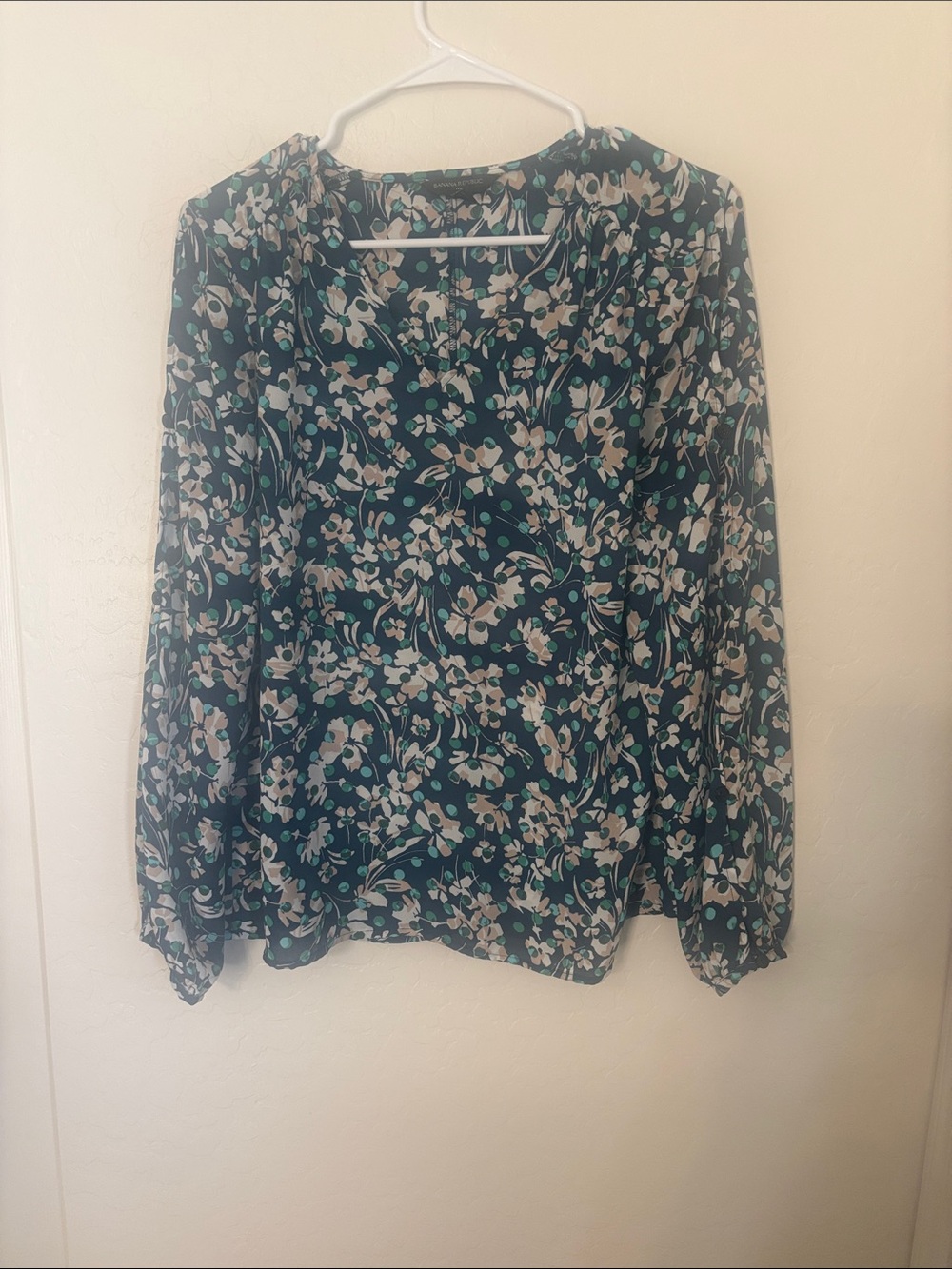 Banana Republic Green Floral V-Neck Long Sleeve Blouse